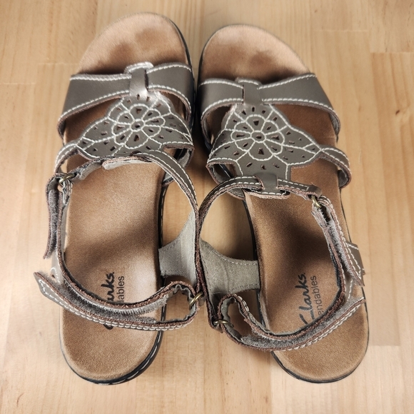 Clarks Sandals Women’s 9 Brown Leather Open Toe Wedge Floral Bendables Shoes - Picture 8 of 12